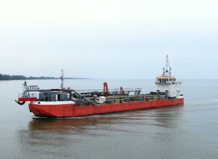 working TSHD dredger