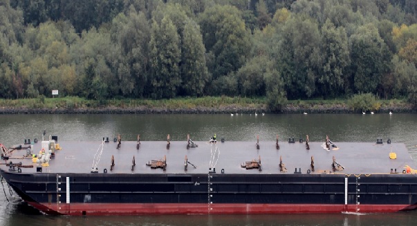 Flattop barge for charter / built 2010 / 100 x 33 x 7.6m