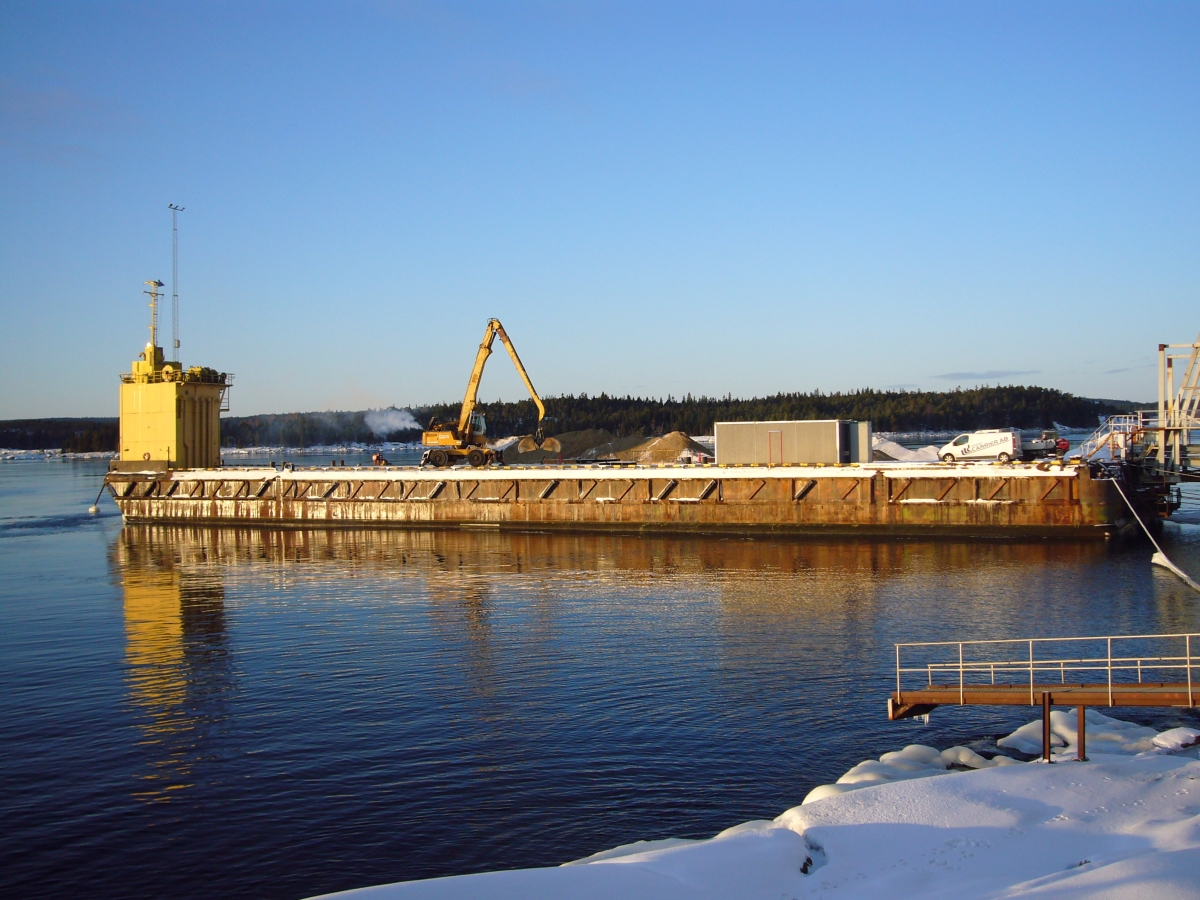 semi-submersible barge 110m