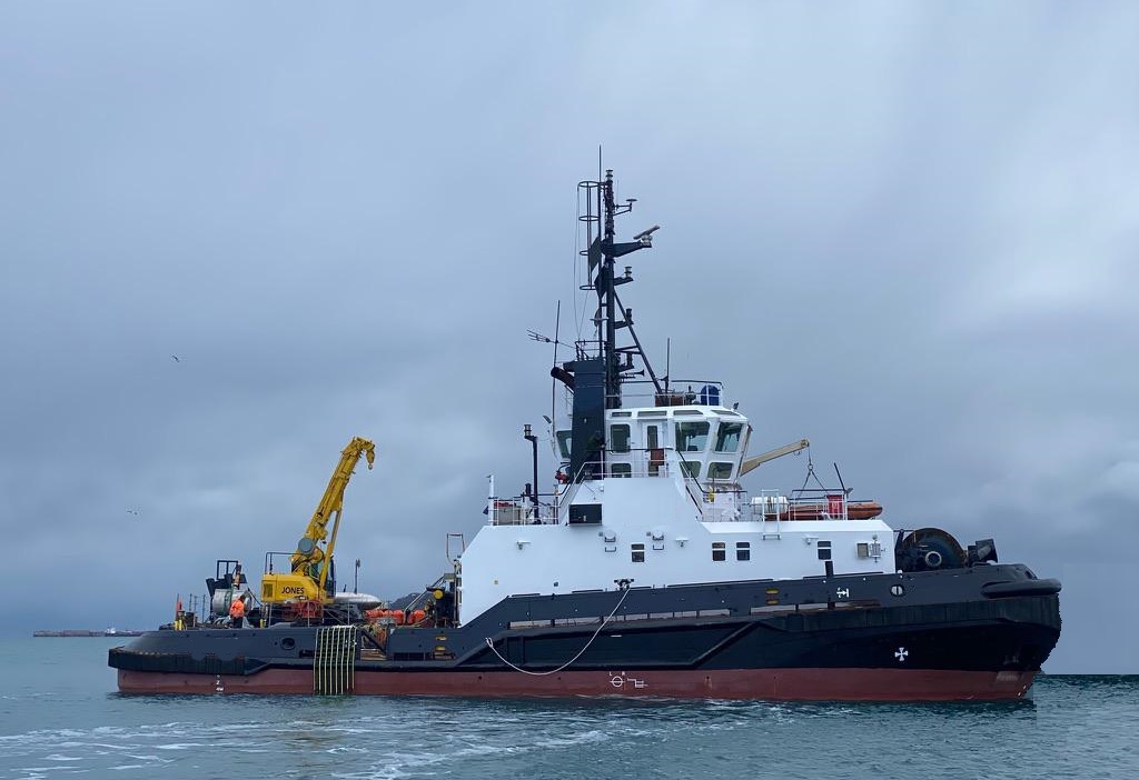 Azimuthing stern dive tug