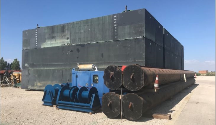 Fully road-transportable modular spud pontoon for sale / 36 x 17m