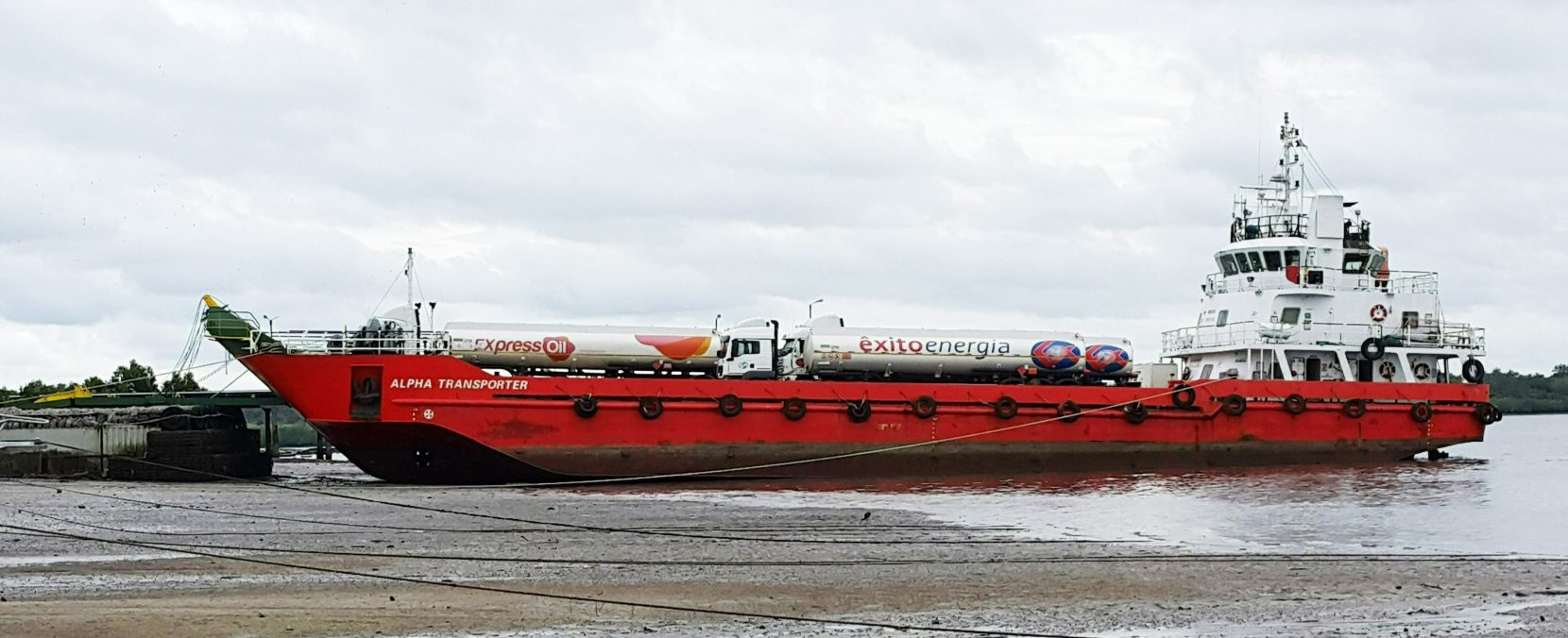 Landing craft for charter 57m x 14m / Bow ramp 5.5 x 9.2m