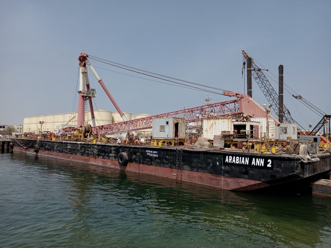 Cranebarge ‘Arabian Ann 2’ with 4-point mooring for charter/ Lifting capacity 200t / 75 x 28m