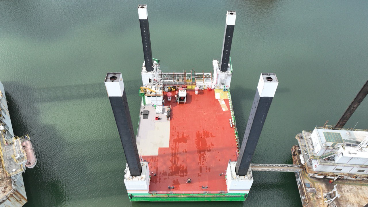 Piling jack-up barge ‘Buxenus’ for charter / dims 43 x 30m / 4 x 55m legs / payload 1,300mt